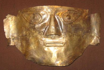 Masque facial à ornement nasal. Feuilles...