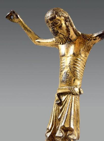Crucifix. Bronze doré. Le périzonium noué...