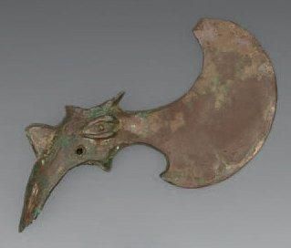 Hache cérémonielle à douille à tête d'oiseau,...