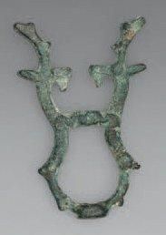 Tête d'épingle en bronze à patine verte croûteuse...