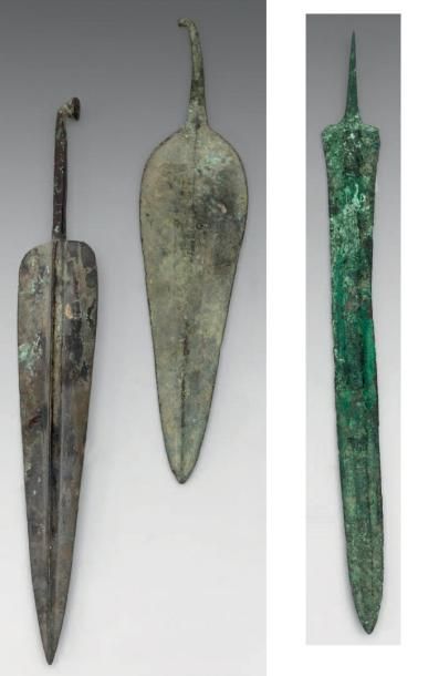 Trois épées courtes à lame lancéolée en bronze...