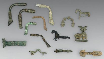 Quatorze fibules en bronze: - Huit du Luristan,...