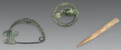Lot de trois pièces: - Fibule en arc en bronze...