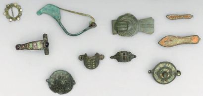Dix fibules en bronze, certaines émaillées....