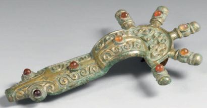 Fibule digitée à cinq doigts et tête de saurien,...