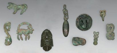 Dix pièces en bronze, dont: fibules, boucles...