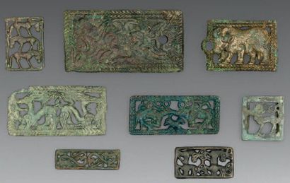 Huit plaques-boucles rectangulaires en bronze,...