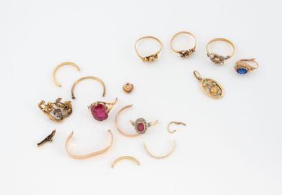 Lot of jewelry in yellow and rose gold (750)...