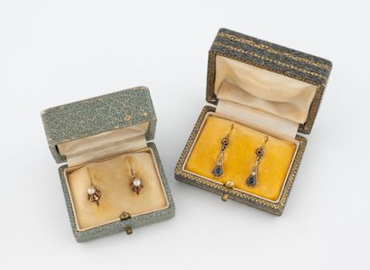 Lot of two pairs of earrings in yellow gold...