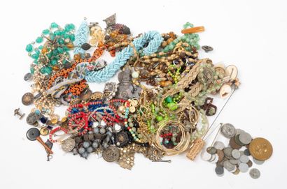 Large lot of costume jewelry in metal, glass...