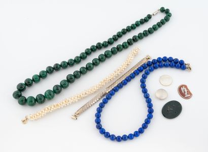 Lot of costume jewelry including : 
- a necklace...