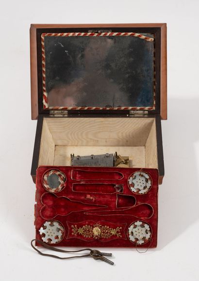 Miscellaneous lot including : 
- a gilt and...