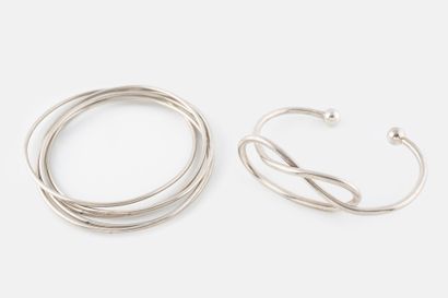 Lot of two silver bracelets (800) including...