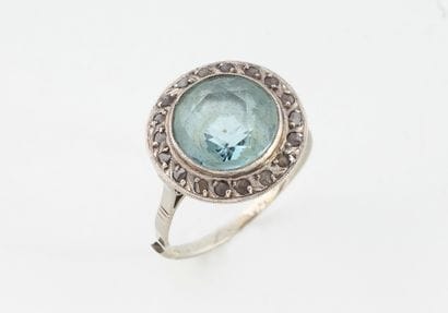 A white gold (750) and platinum (850) ring...