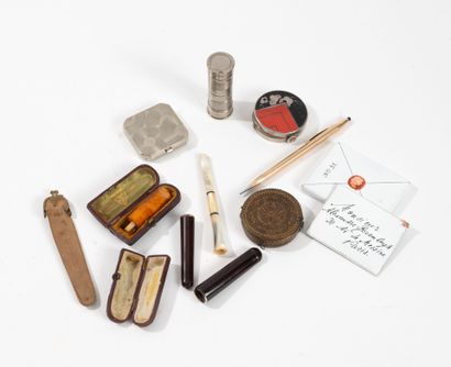 Miscellaneous lot including : 
- a gilt and...