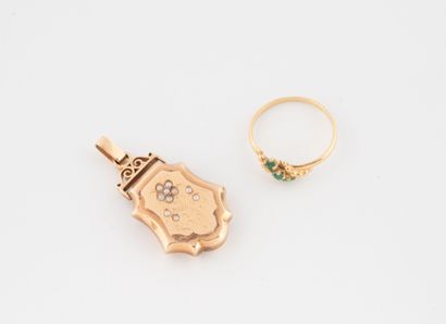 Lot in yellow gold (750) comprising : 
-...