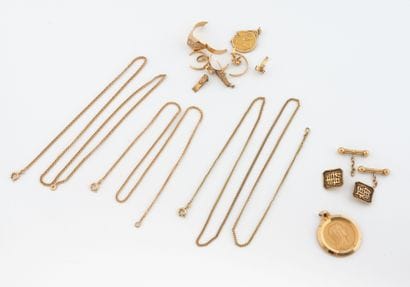 Lot of yellow gold (750) debris including:
-...