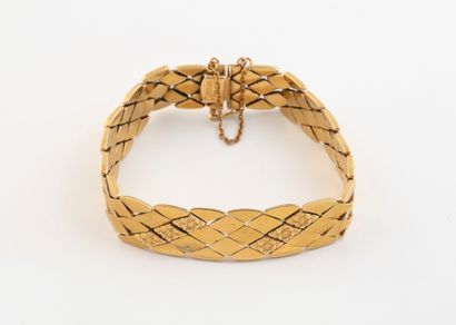 Lovely yellow gold (750) supple link bracelet...