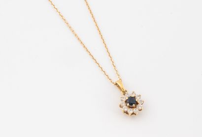 Yellow gold (750) forçat link chain holding...