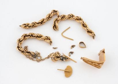 Lot of debris in yellow gold (750) including...