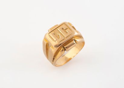 Chevalière in yellow gold (750), centered...