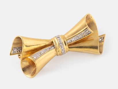 Small bow brooch in yellow gold (750) partially...