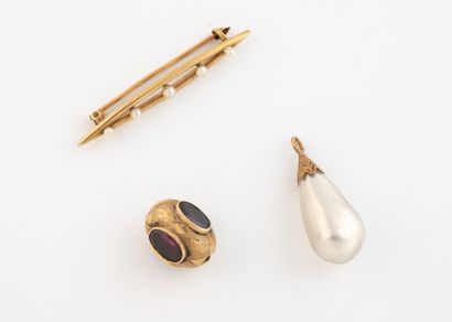 Lot of jewelry in yellow gold (750) including...