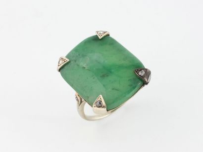 A white gold (750) and platinum (950) ring...