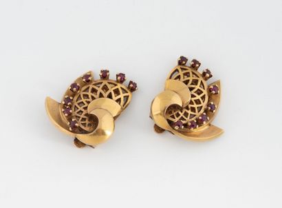 Pair of earrings in yellow gold (750) with...