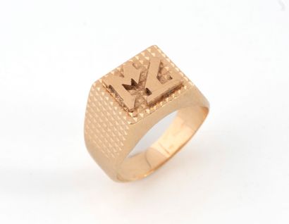Yellow gold (750) signet ring with guilloché...