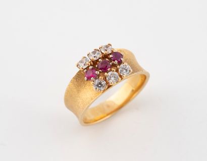 Yellow gold (750) concave ring set with a...