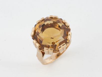 Yellow gold (750) ring set with a claw-set...