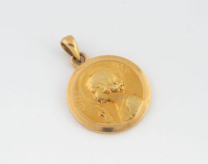 Round religious medal in yellow gold (750)...