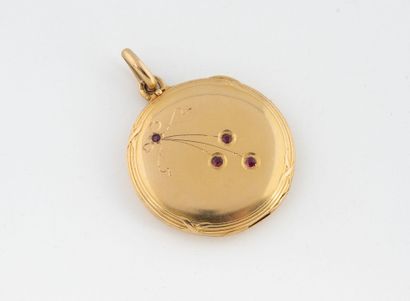 Round medallion photo holder in yellow gold...