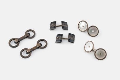 Lot of two pairs of silver cufflinks (800)...
