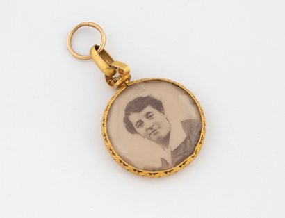 Round photograph holder in yellow gold (750)...