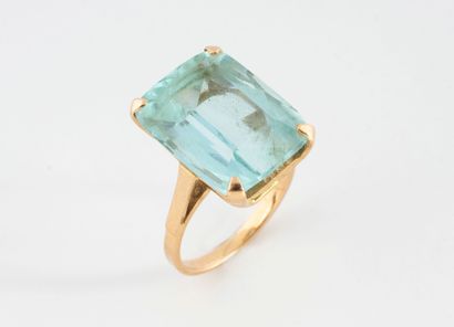 Yellow gold (750) ring set with a claw-set...