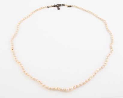 Necklace of falling white cultured pearls,...