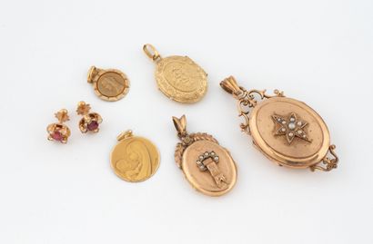 Lot of jewelry in yellow gold (750) including...