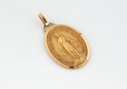 Oval religious medal in yellow gold (750)...