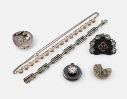 Silver-plated metal lot comprising:
- A small...