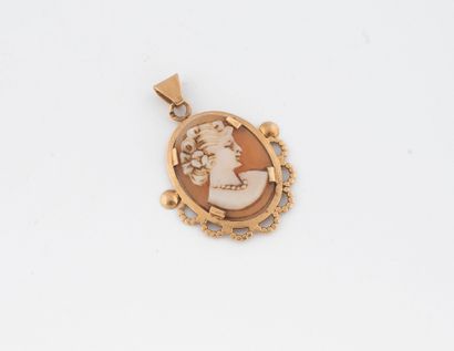 Yellow gold (750) pendant set with a cameo...