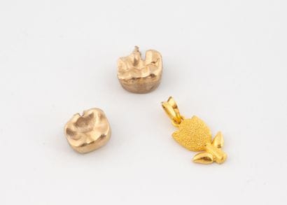 Lot of yellow gold debris including two gold...