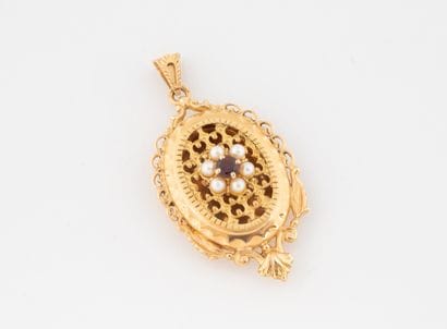 Yellow gold (750) photo medallion with openwork...