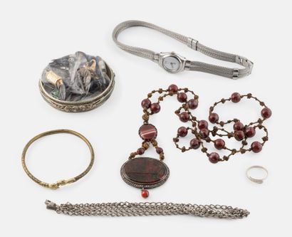 Lot of various costume jewelry in metal and...