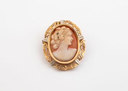 Yellow gold (750) openwork oval pendant brooch,...