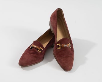 GUCCI 
Pair of burgundy-red suede flat moccasins...