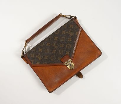 Louis VUITTON 
Envelope-shaped handbag with...