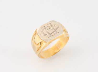 Yellow gold (750) signet ring with 