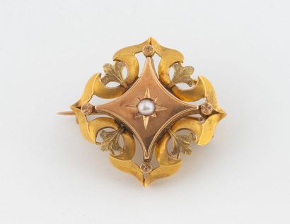 Small openwork brooch in yellow gold (750)...